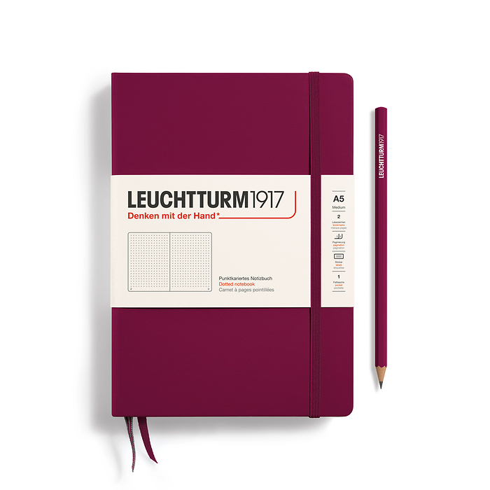 Libreta Medium (A5), Tapa dura, 251 Páginas numeradas, Port  Red, Punteado
